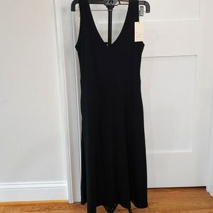Black Swing V- Neck Dress: Size Small